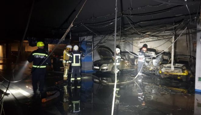 Trei mașini au ars în parcarea unui mall. Trei persoane au fost duse la spital - foc-1574611620.jpg