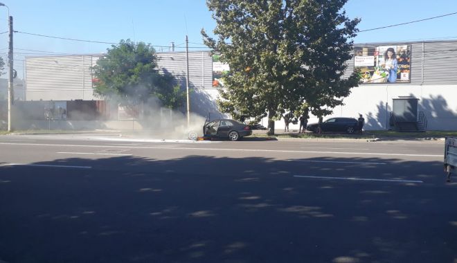 GALERIE FOTO/VIDEO. Maşină cuprinsă de flăcări, pe o stradă din Constanţa - foc-1599828691.jpg