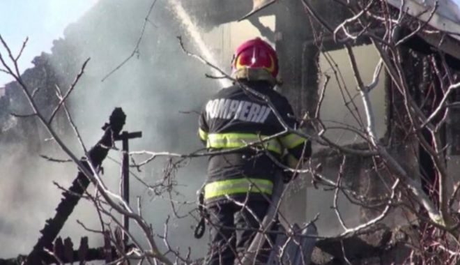 Cum a reușit să-și dea foc la casă un băcăuan. La un pas de moarte înainte de Crăciuni - foc-1639581021.jpg