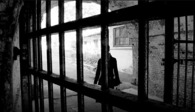 Mama unui deținut și-a dat foc în fața penitenciarului în care se află fiul său - foc-1668784771.jpg