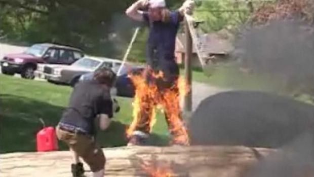 Amuzant, dar riscant. Doi skateri se joacă cu focul, unul începe să ardă VIDEO - foc06803300-1321542304.jpg
