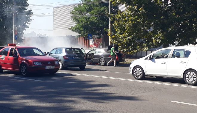 GALERIE FOTO/VIDEO. Maşină cuprinsă de flăcări, pe o stradă din Constanţa - foc1-1599828668.jpg