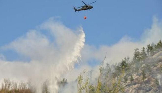 VIDEO / Incendiu pe Transfăgărășan: Un elicopter a fost chemat de la Iași să intervină - foc2-1524410204.jpg