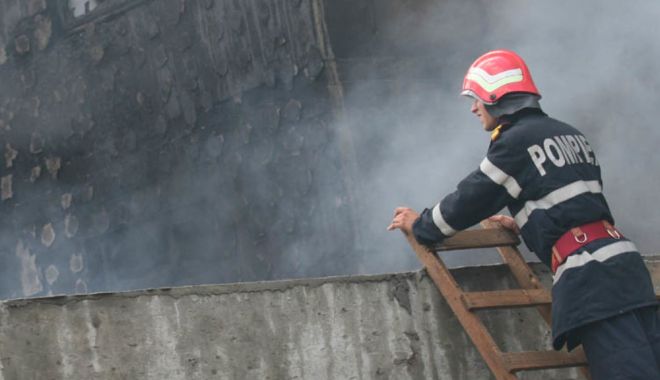 Incendiu devastator la o hală de vopseluri! A fost emisă avertizare prin sistemul RO Alert - foc2-1556698506.jpg