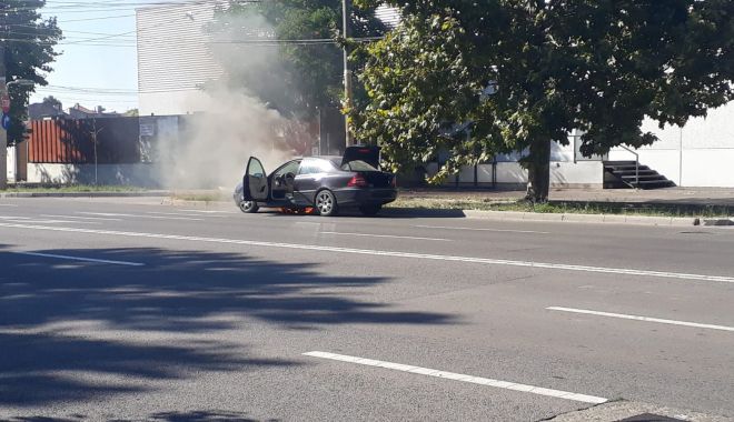 GALERIE FOTO/VIDEO. Maşină cuprinsă de flăcări, pe o stradă din Constanţa - foc2-1599828683.jpg