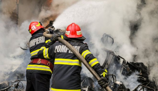 Casă în flăcări, la Valu lui Traian. Vecinii: "O femeie se află în interior"! ISU: "Nu a fost găsită nicio persoană, nici după a treia căutare"
