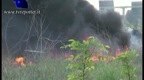 O tabără de romi din Italia incendiată din cauza unei italience care a spus că a fost violată - foc90321500-1323674173.jpg