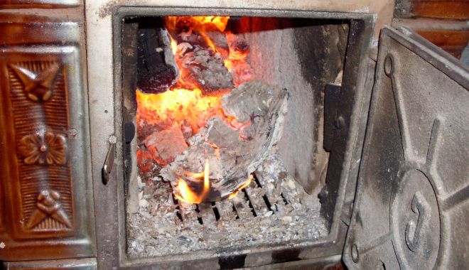Bebeluș aruncat în sobă de mama lui, imediat după ce a venit pe lume. Fata a născut singură acasă - focinsobabenzina69389900-1554026605.jpg