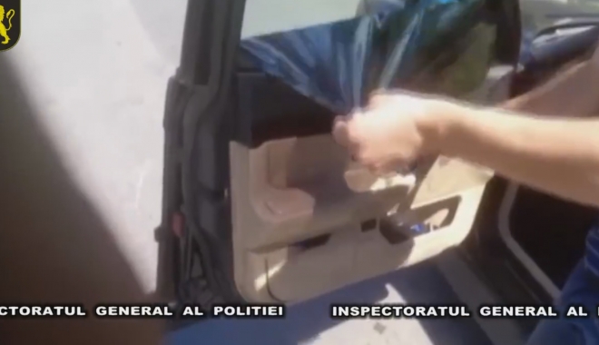 Șoferii, obligați de polițiști SĂ-ȘI DEZLIPEASCĂ FOLIILE NEGRE de pe geamuri. Ce au pățit cei care au refuzat - folie-1468394687.jpg