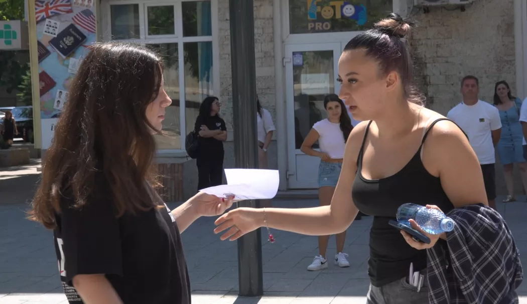 Foto - Arghezi și Bacovia le-au dat emoții elevilor la prima probă de BAC! Testarea de marți, amânată
