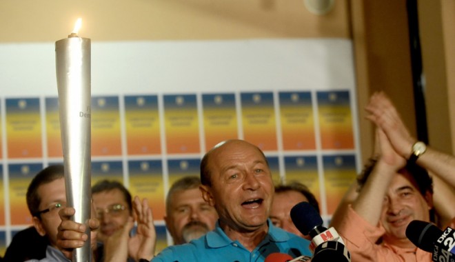 Referendumul a picat! Traian Băsescu se întoarce la Cotroceni - fond-1343601925.jpg