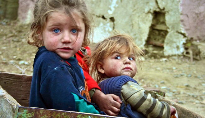 Copii dați la orfelinat, ca să nu moară de foame - fond-1413565306.jpg