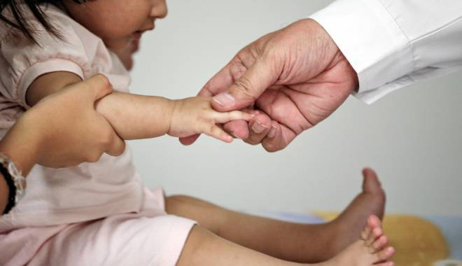 Bebeluș de 11 luni în moarte cerebrală! A mâncat fructe infestate cu o bacterie mortală - fond-1436804318.jpg