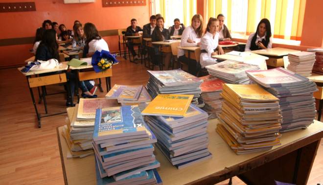 Liceenii vor primi bani de manuale. 