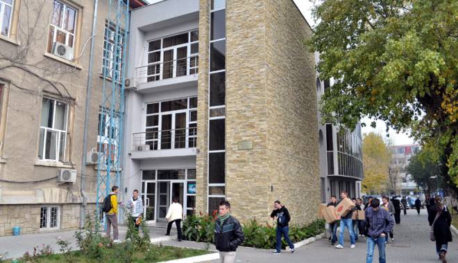 Studenții constănțeni cântă Gaudeamus cu bagaju-n poartă - fond-1443631182.jpg