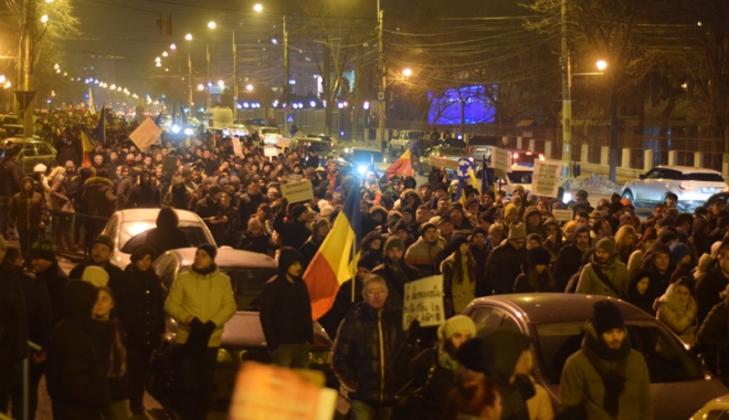 Cele mai mari proteste de la Revoluția din 1989! Peste jumătate de milion de români, în stradă! - fond-1486403748.jpg