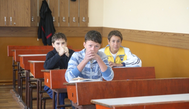 Zeci de școli fără autorizații  de funcționare și peste 1.700  de catedre neocupate, la Constanța - fond-1504164183.jpg