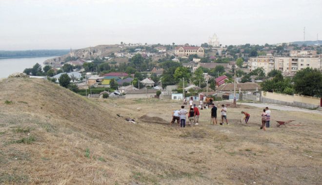 O fibulă din aur masiv a transformat locuitorii orașului Hârșova în căutători de comori - fond-1542388265.jpg