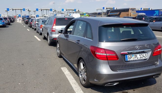 Vacanță în străinătate. Constănțenii se înghesuiesc în vămi - fond-1561744200.jpg
