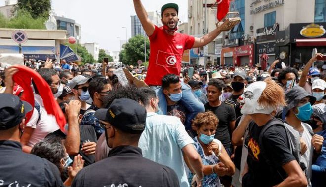 Criză politică în Tunisia. Preşedintele a suspendat Parlamentul şi l-a demis pe premier - fond-1627304150.jpg
