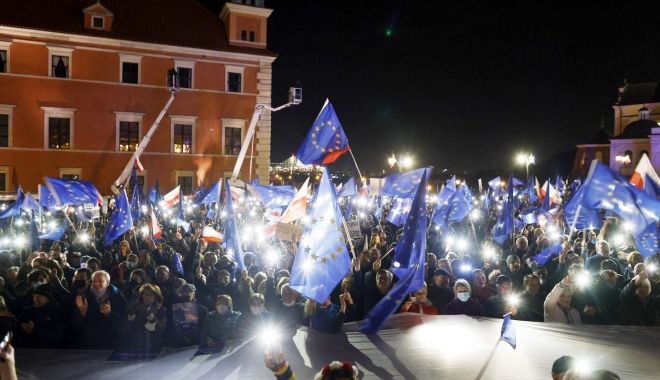 Mii de polonezi au ieşit în stradă de teama unui Polexit - fond-1633957782.jpg
