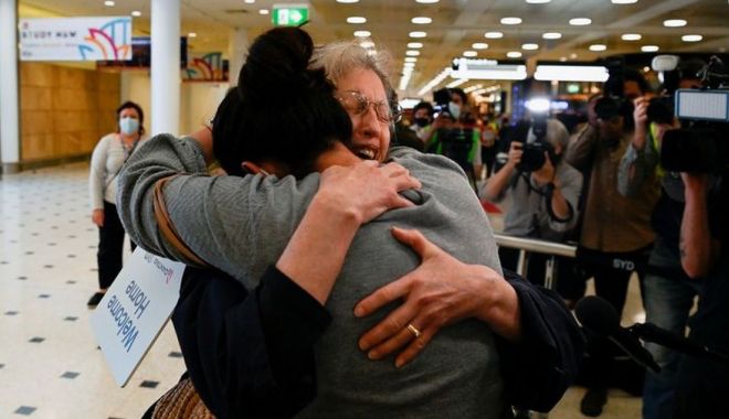Australienii au luat cu asalt aeroportul din Sydney după ce ţara a fost închisă aproape doi ani - fond-1635774546.jpg