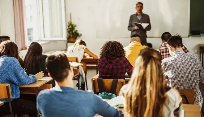 Ministerul Educației a refuzat înlocuirea tezelor cu teste sumative cu subiect unic la nivel național - fond-1637599174.jpg