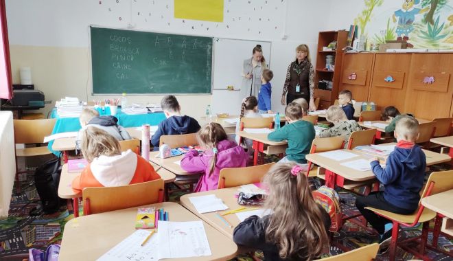 Foto - Prigoniți din propriile școli, profesorii ucraineni au semnat contracte de muncă în România