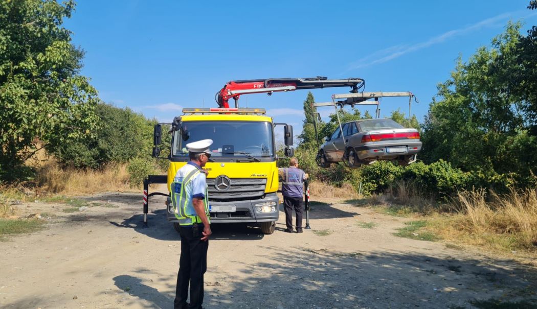 Război declarat „rablelor” abandonate și fără stăpân! Poliția le ridică, oamenii se revoltă