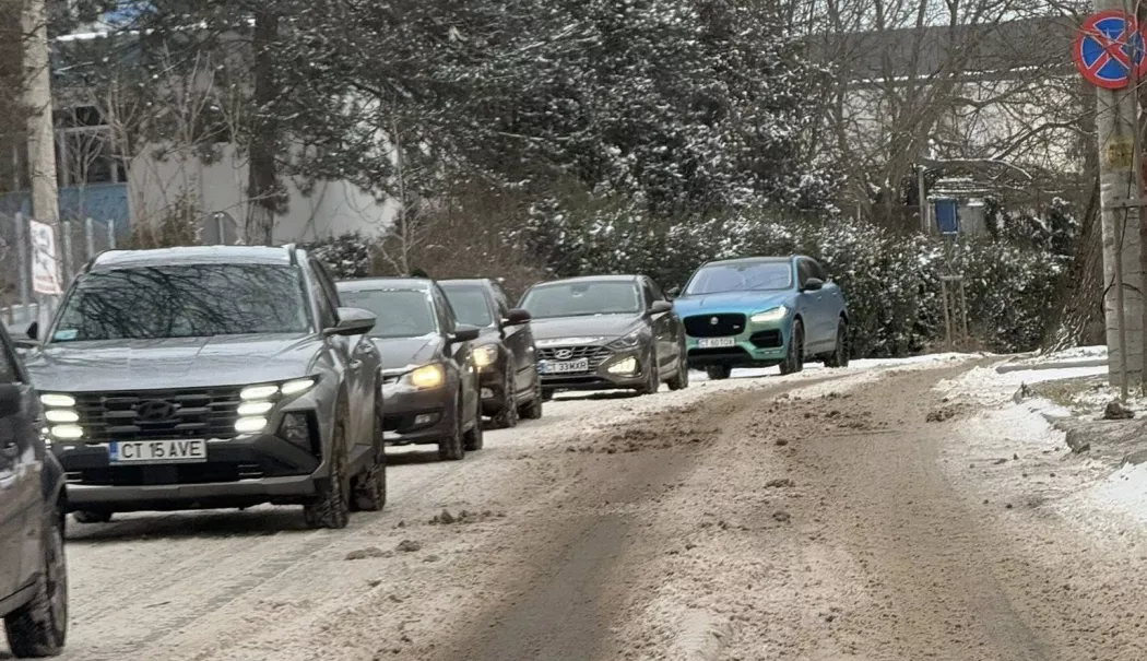 Oraș paralizat de zăpadă. Unde au fost utilajele de deszăpezire la prima oră? - fond-1770051254.webp