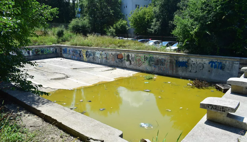Foto - După 35 de ani de paragină, bazinul abandonat de la Liceul „George Călinescu” ar putea ajunge la CSM