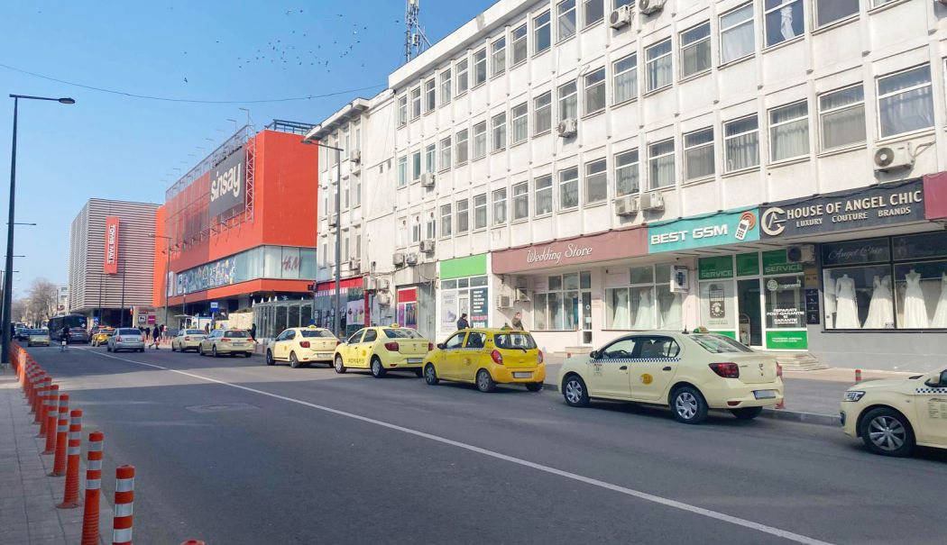 Eterna rivalitate dintre taximetrie și transportul alternativ! "Noi am plătit taxe, alții s-au îmbogățit"
