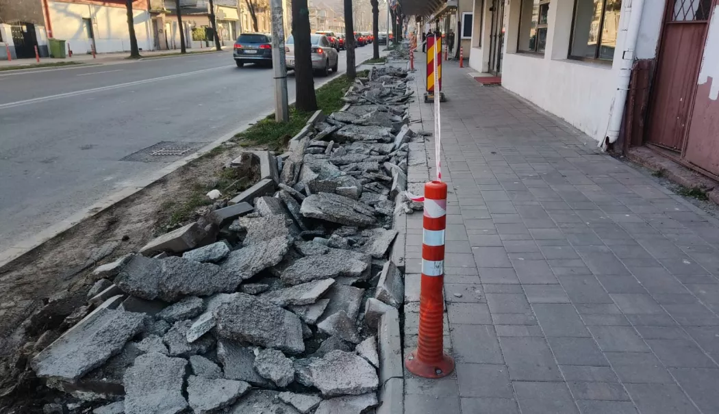 Dezastru pe bulevardul Ferdinand! Piste de biciclete turnate greșit și… decopertate pe bani publici - fond-2-1774872012.webp