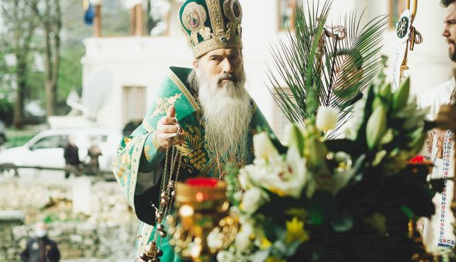 Se împlinesc 22 de ani de la venirea la conducerea Arhiepiscopiei Tomisului a IPS Teodosie - fond-22-ani-1680892881.jpg