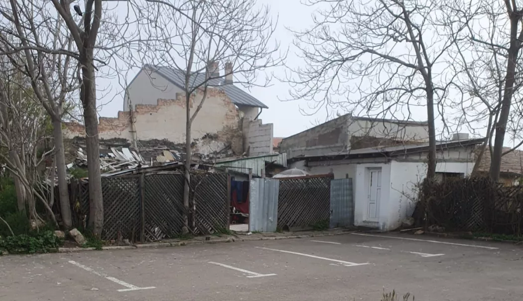 Adăposturi ilegale în Constanța. Oameni ai străzii ocupă clădiri abandonate