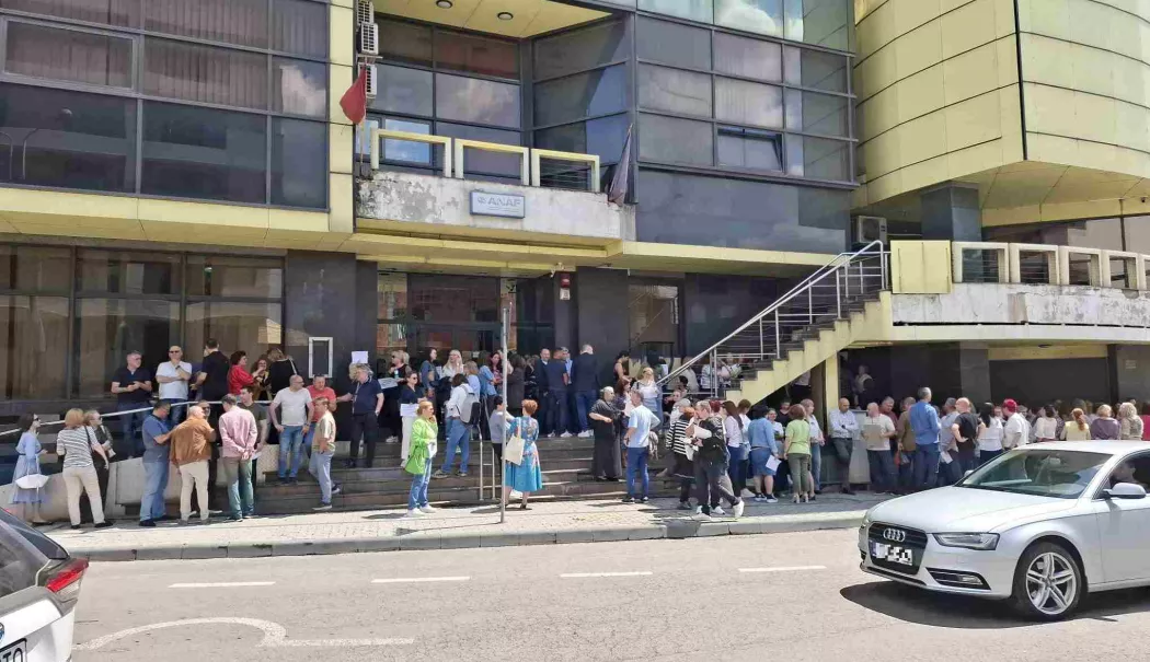 Foto - Protest spontan la ANAF Constanța. Angajații amenință cu blocarea activității, din cauza noii legi a salarizării