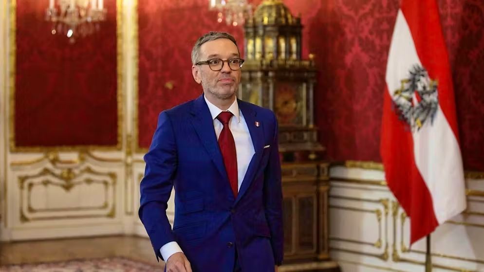 În Austria vine la putere extrema dreaptă. Cancelarul Karl Nehammer și-a dat demisia - fond-austria-extrema-dreapta-1736259375.jpg