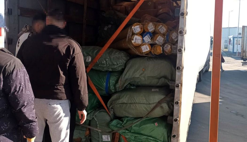 Produsele contrafăcute au invadat piața! Polițiștii au confiscat bunuri de zeci de milioane lei - fond-bunuri-1737567974.jpg