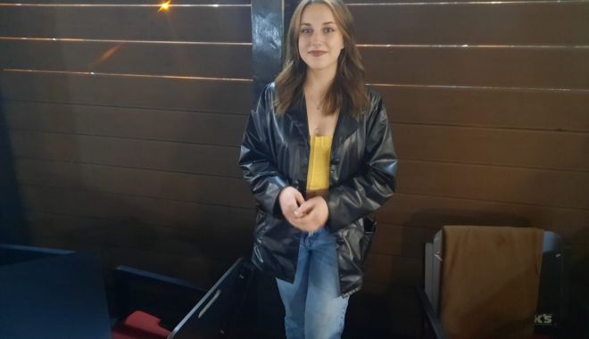 Dragostea pentru muzică a făcut-o să urce pe scenă. Povestea unei studente de peste Prut, venită la Constanţa - fond-cantareata-phoenix-1679938517.jpg