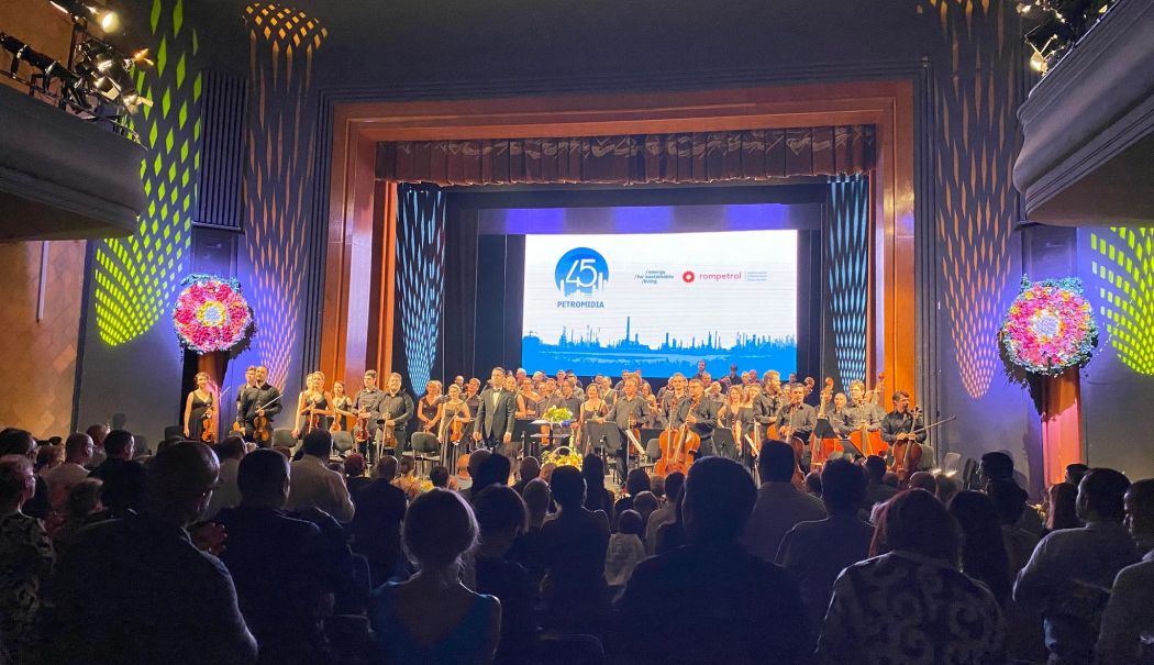 Concert special de muzică clasică cu ocazia aniversării Rafinăriei Petromidia - fond-concert-petromidia-2-1720792184.jpg