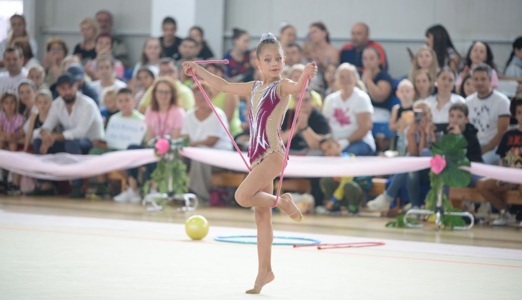 Salbă de medalii pentru sportivele din Cumpăna care au concurat la gimnastică ritmică - fond-cumpana-gimnastica-1725283425.jpg