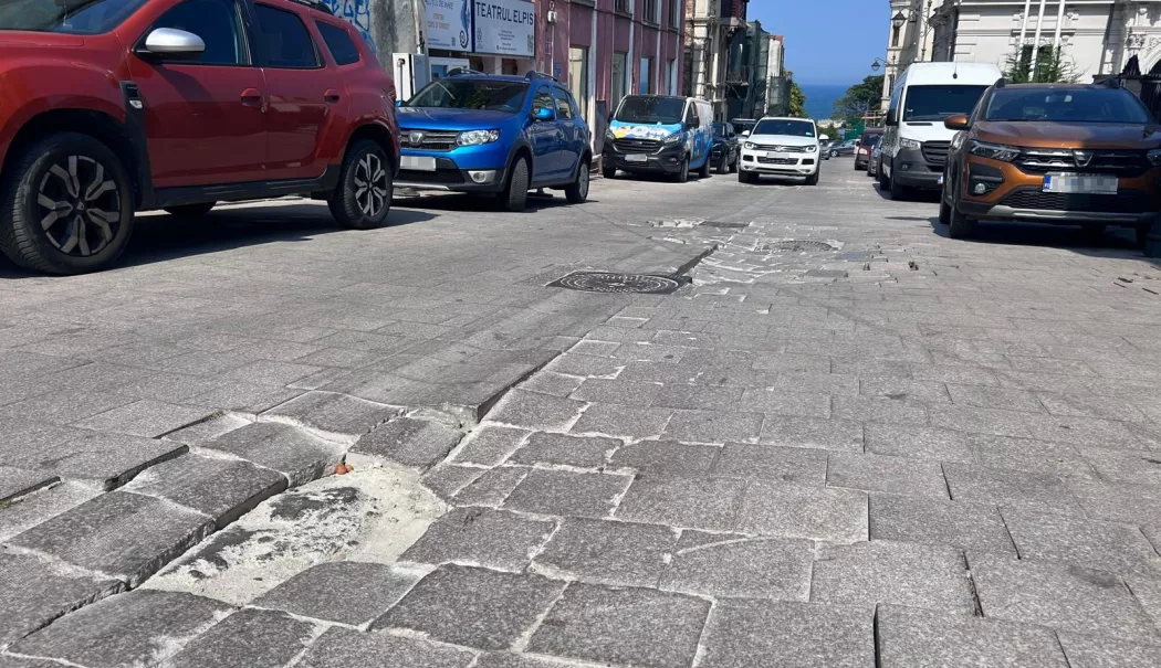 Foto - Centrul istoric al Constanței, sufocat de gropi și mașini: „Facem slalom!”
