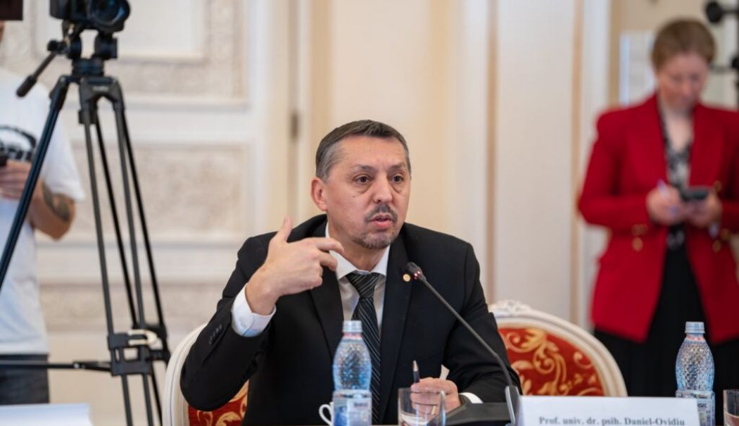 Daniel David rămâne la conducerea Educației. “Este efectiv primul program de guvernare între austeritate și criză” - fond-danieldavidcomisie1024x682-1750769551.jpg