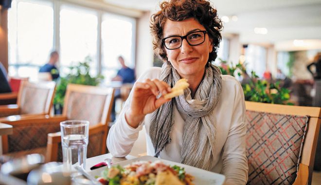 Un regim alimentar bine echilibrat poate reduce simptomele care se instalează la menopauză - fond-dieta-menopauzajpg-2-1700136765.jpg