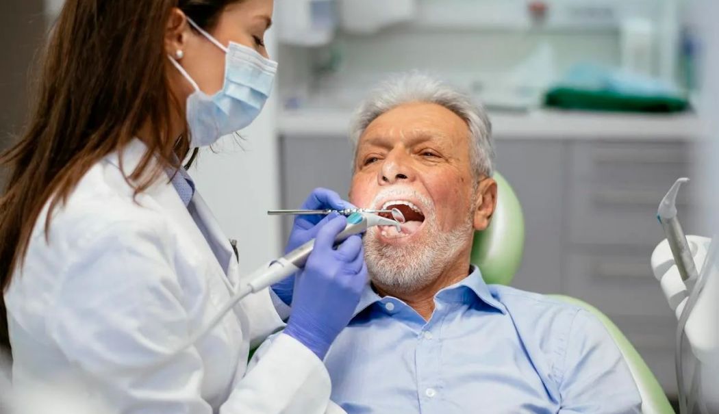 Mergeţi mai des la medic! De ce rămân pacienţii fără dinţi în gură - fond-dinti-1723030178.jpg