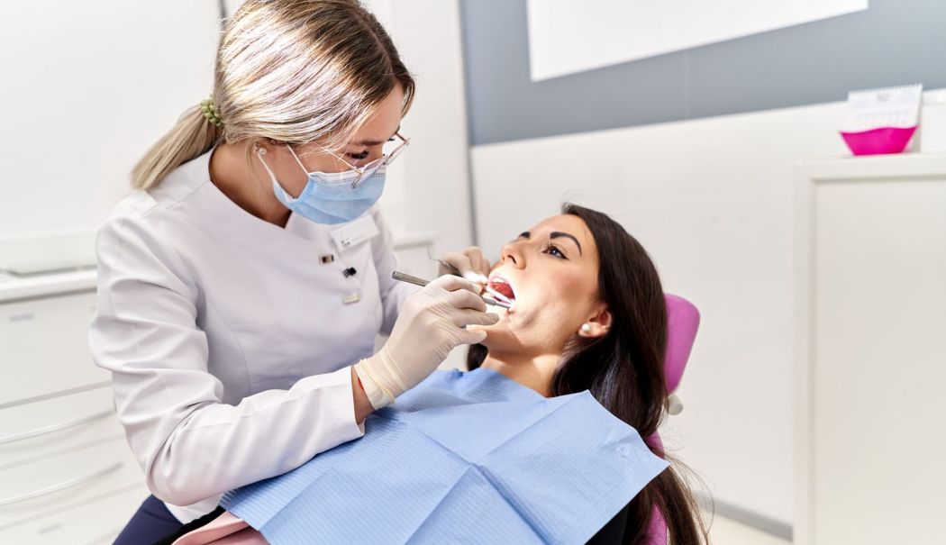 Cum să aveți grijă de restaurările dentare provizorii pentru un zâmbet sănătos - fond-dinti-2-1752491236.jpg