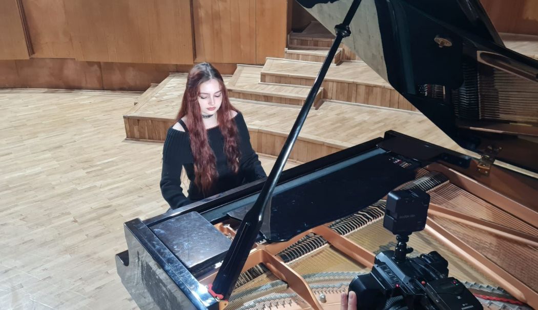 Inya Cutova, eleva care transformă talentul pianistic în emblemă și duce prestigiul Colegiului de Arte pe marile scene - fond-eleva-colegiul-de-arta-1762362572.jpg