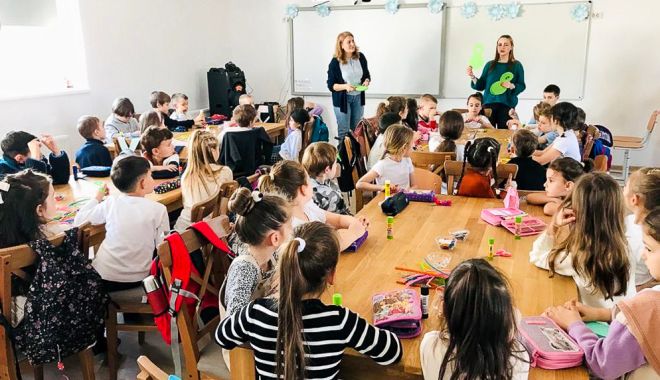 Copiii ucraineni devin parte a comunității constănțene. Alături de colegii români, vor primi laptopuri - fond-elevi-ucraineni1-1678732773.jpg