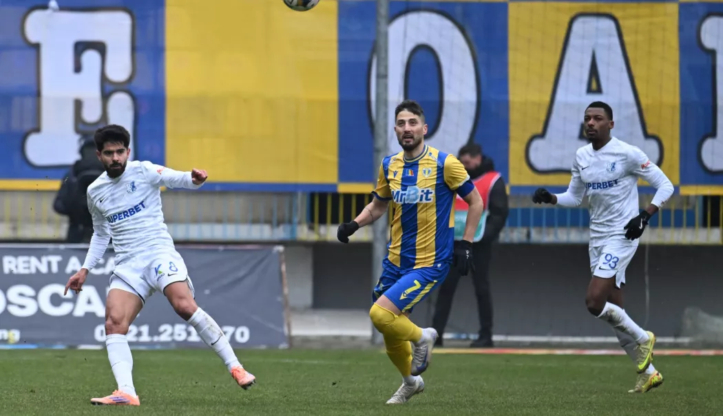 Farul înfruntă Petrolul la debutul în play-out. „Marinarii” au mai mulți jucători indisponibili - fond-farul-petrolul-1773404559.webp