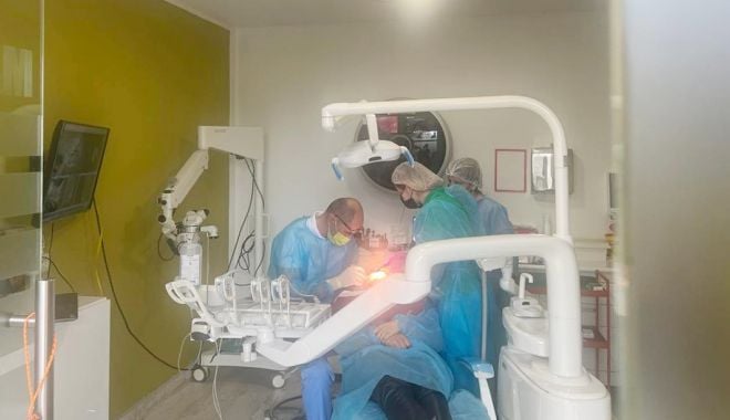 Tratamente personalizate pentru faţetele dentare, la Clinica M&M Dental Team din Constanţa - fond-fatete-jumatate-de-pagina-d-1683226008.jpg